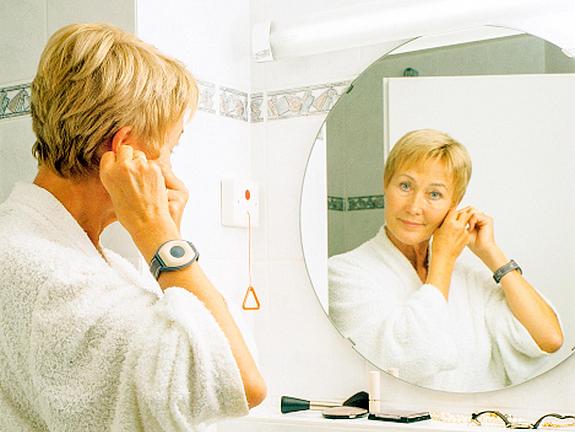 Seniorin Im Bad Mit Handsender Seniorin Im Bad Mit Handsender